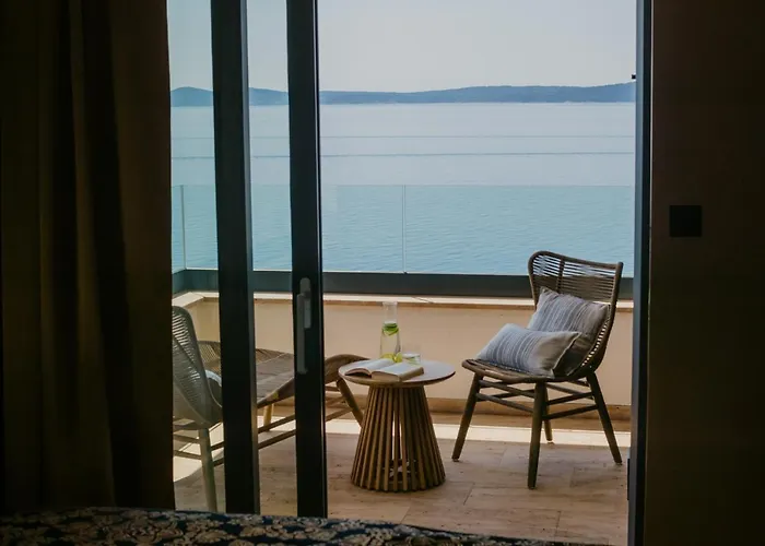 Villa Bloomhill Escape *